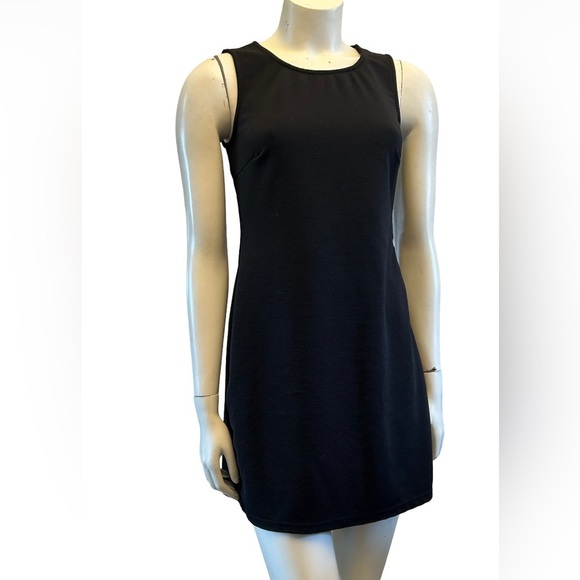 Molly Bracken Elegant Sleeveless Black Dress with Lace and Bow Details - Picture 2 of 13